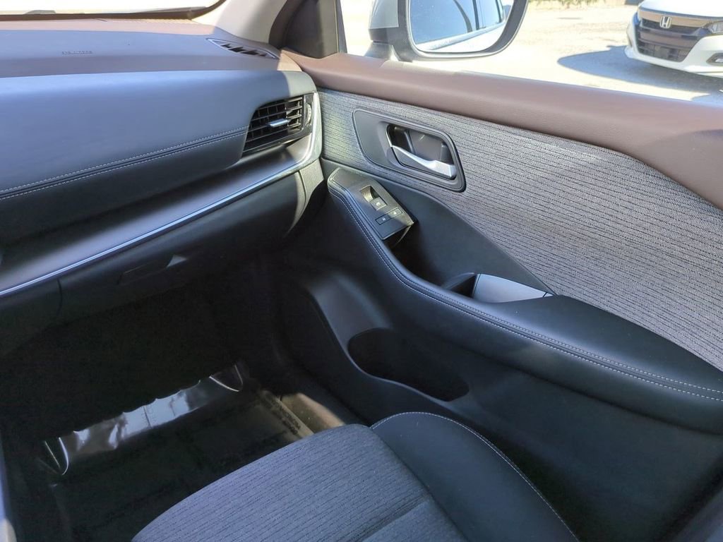 Certified 2021 Nissan Rogue SV image 17