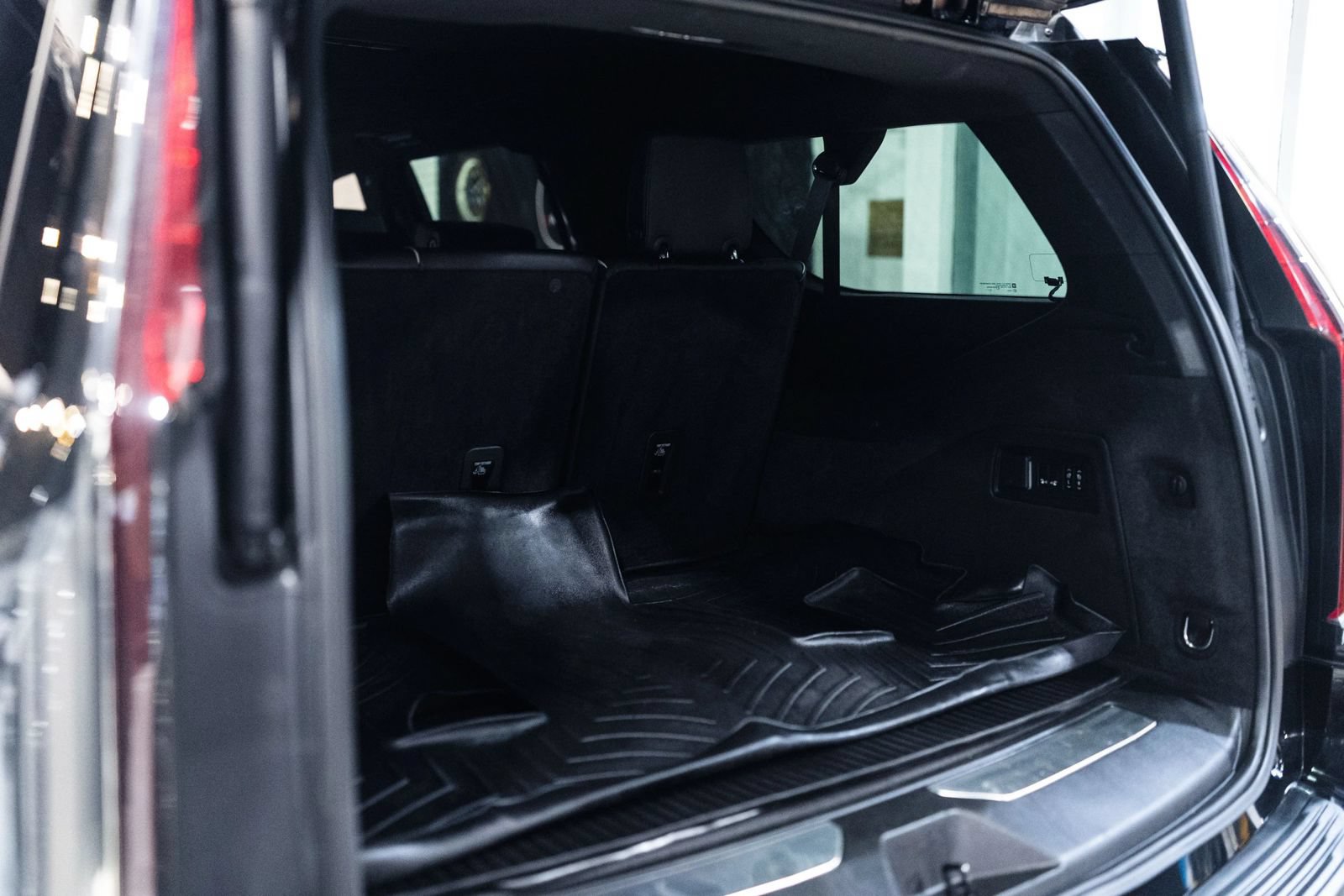 Used 2021 Cadillac Escalade ESV Premium Luxury w/ LPO, Floor Liner Package AWD/4WD image 8