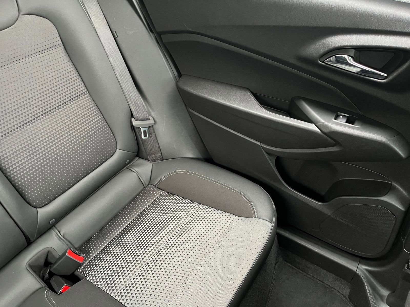 Used 2025 Chevrolet Trax LT FWD image 36