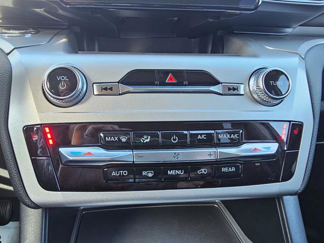 Used 2022 Ford Explorer XLT image 17