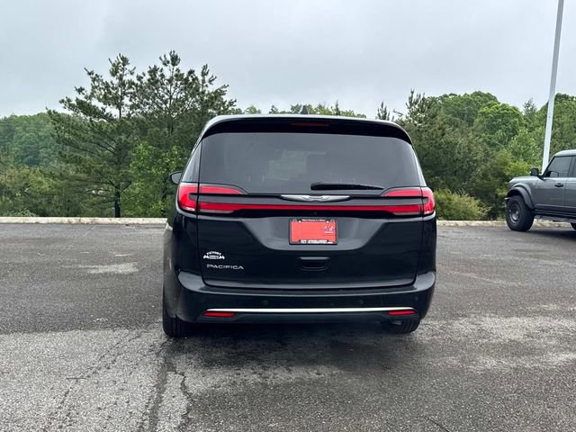 Used 2023 Chrysler Pacifica Touring-L FWD image 6