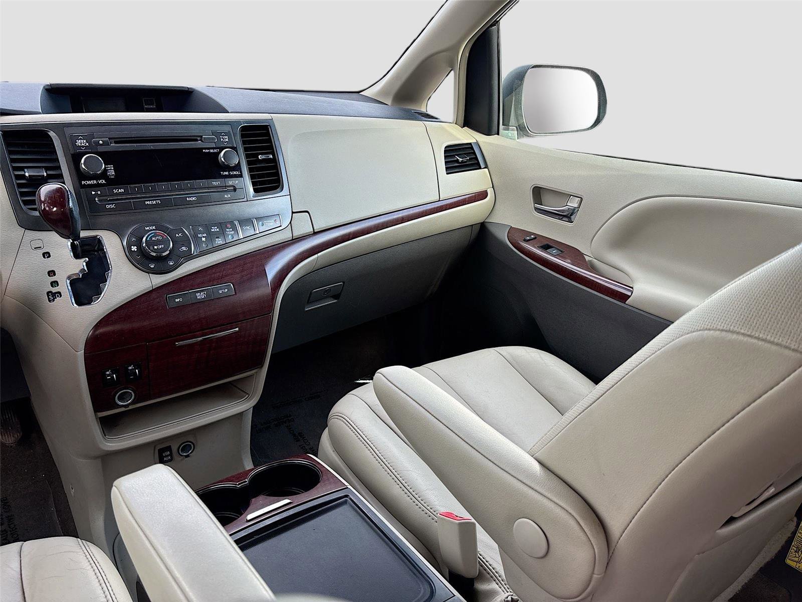 Used 2014 Toyota Sienna XLE image 23