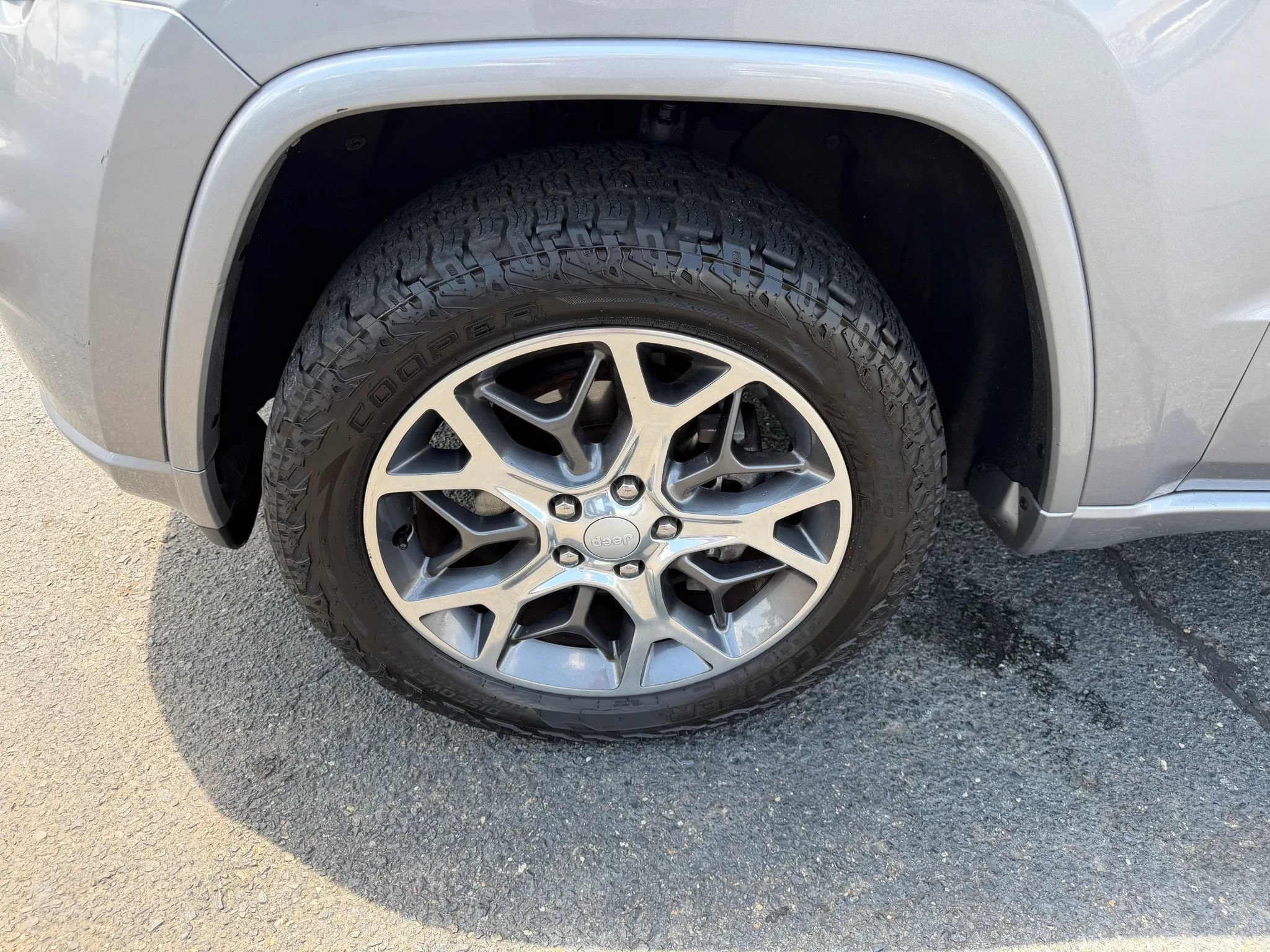 Used 2020 Jeep Grand Cherokee Overland AWD/4WD image 18