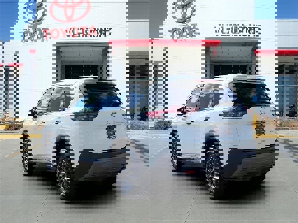 Used 2023 Nissan Rogue S image 3