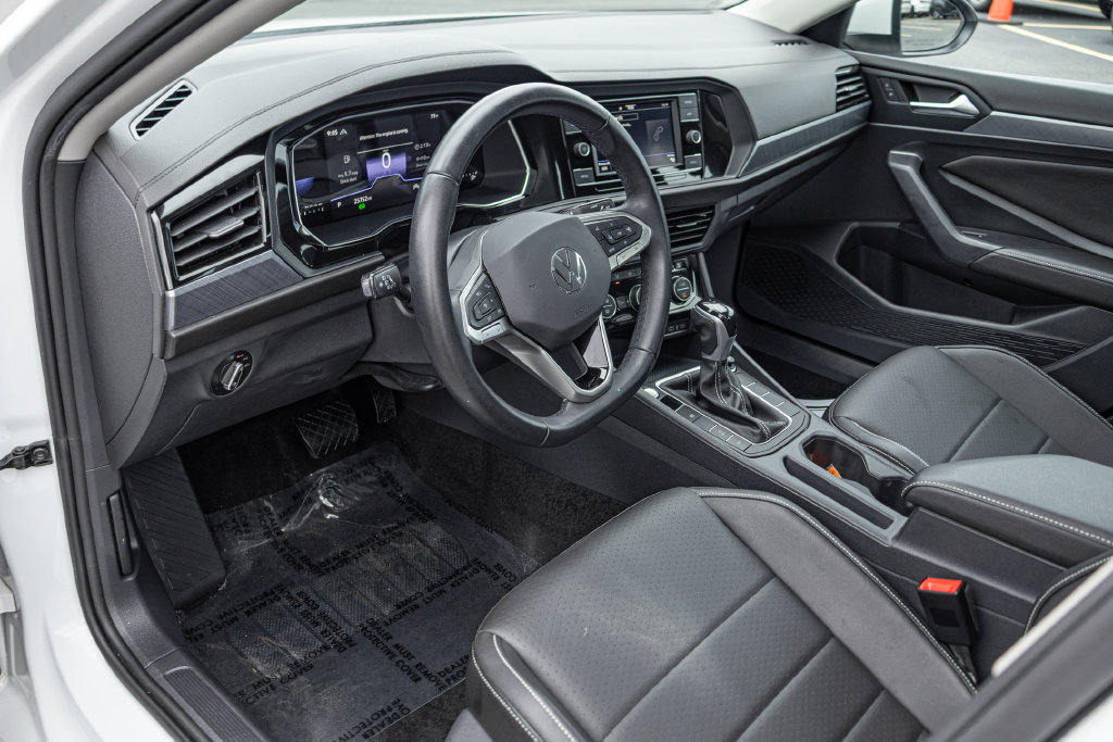 Certified 2023 Volkswagen Jetta SE w/ Panoramic Sunroof Package FWD image 15