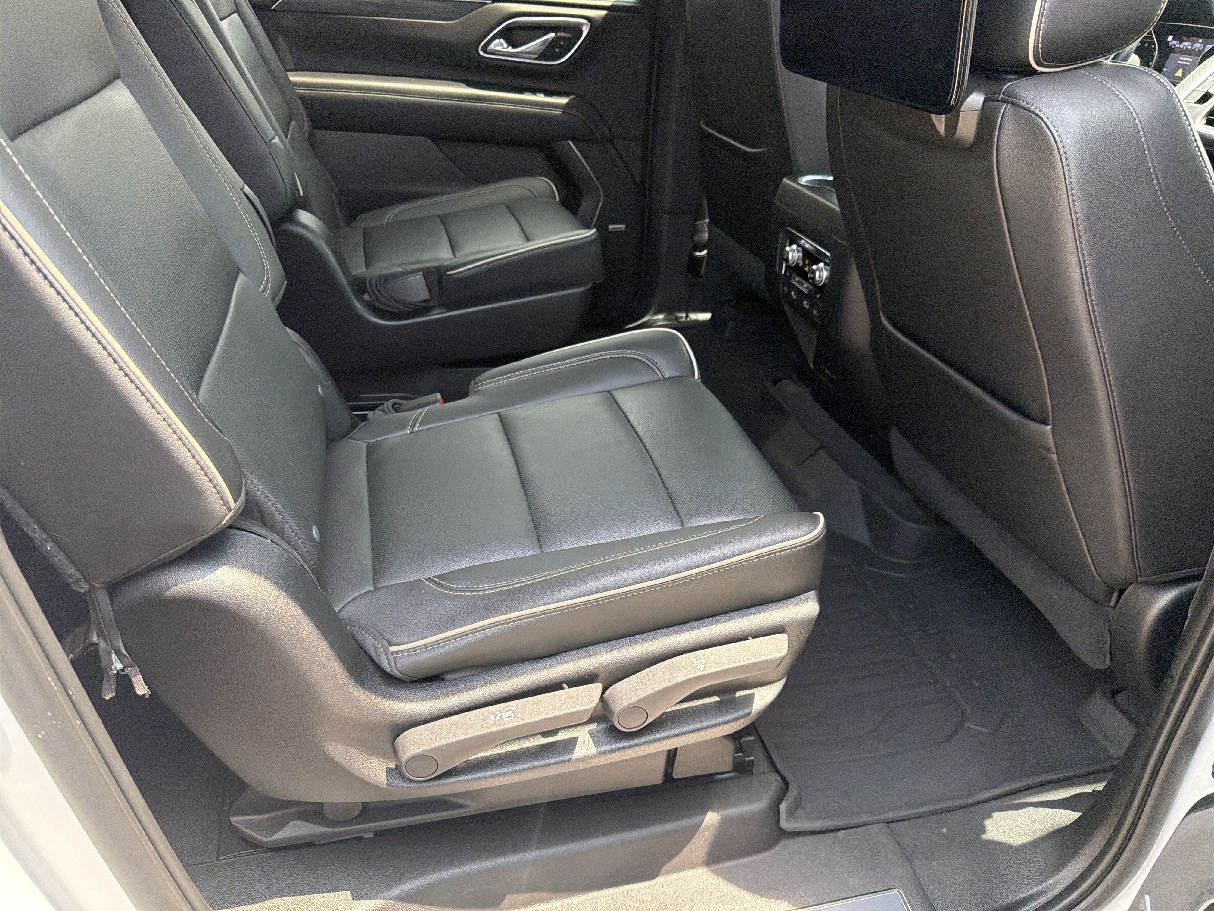 Certified 2021 GMC Yukon XL SLT w/ SLT Luxury Plus Package AWD/4WD image 16
