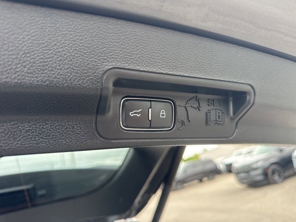 Used 2023 Ford Explorer XLT RWD image 14