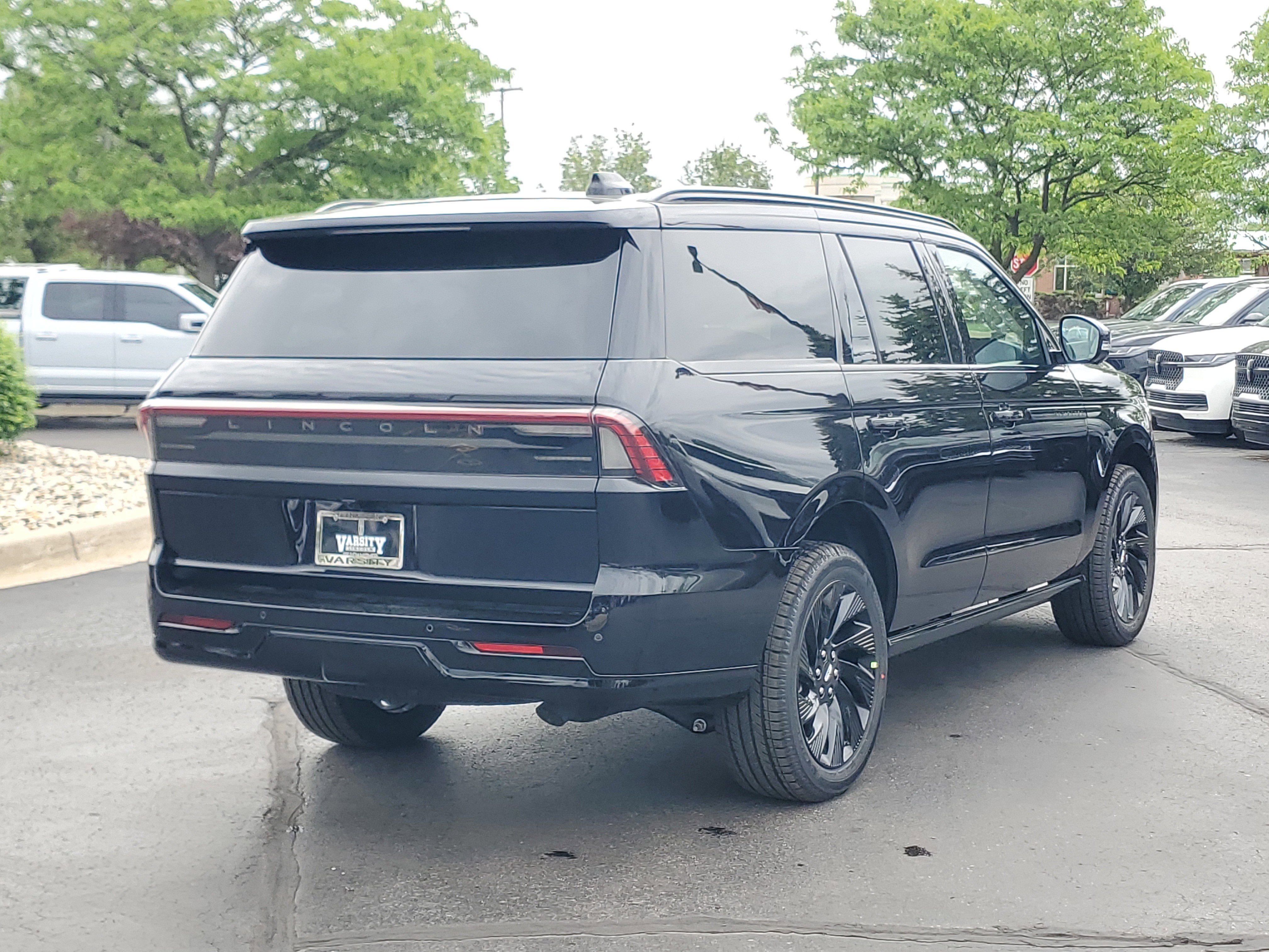 New 2026 Lincoln Navigator Reserve w/ Jet Appearance Package AWD/4WD image 4