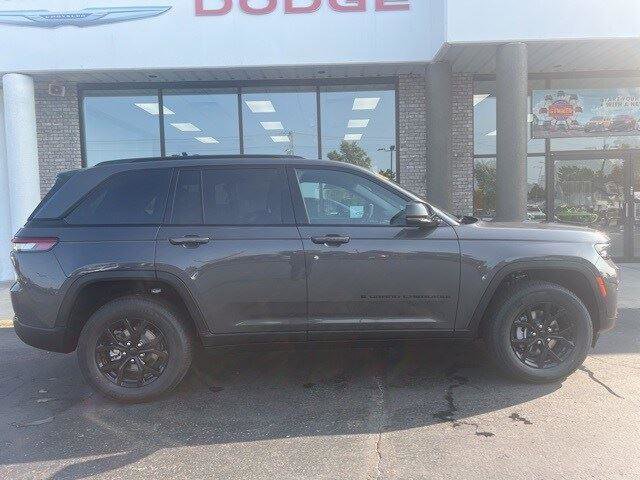 New 2025 Jeep Grand Cherokee Altitude image 2