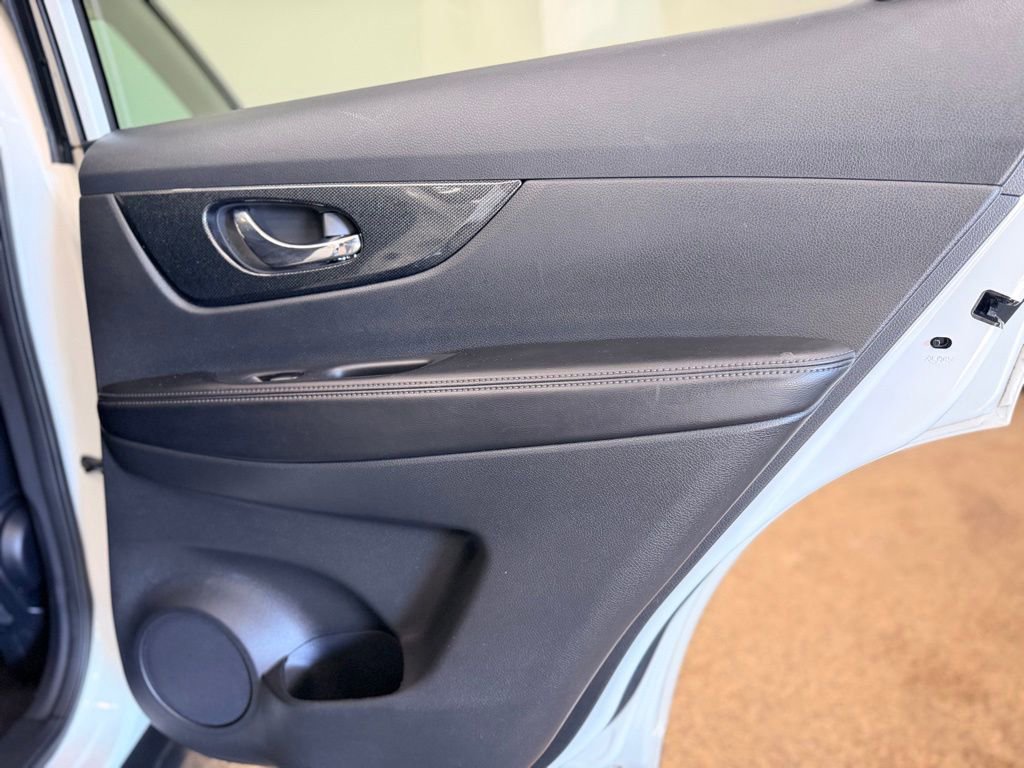 Used 2014 Nissan Rogue SL w/ SL Premium Package image 21