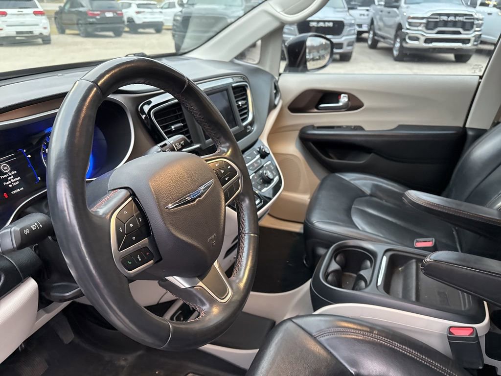 Used 2018 Chrysler Pacifica Touring-L image 11