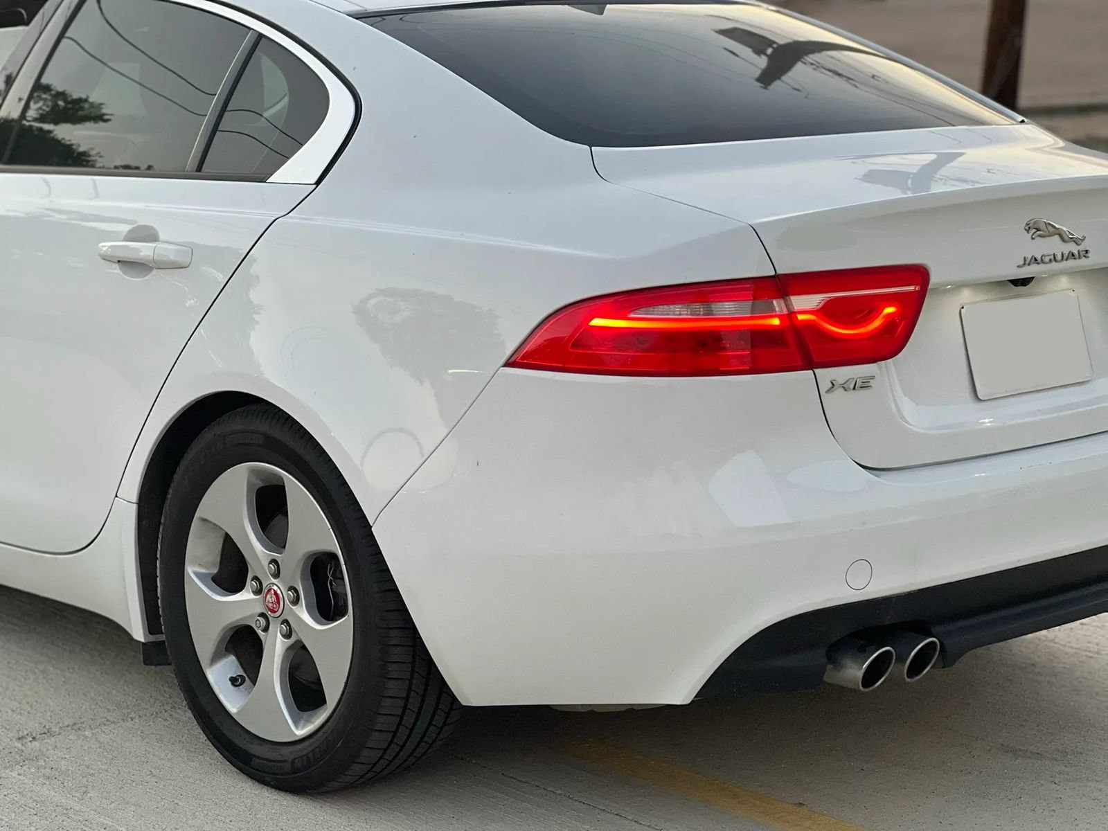 Used 2017 Jaguar XE RWD image 10