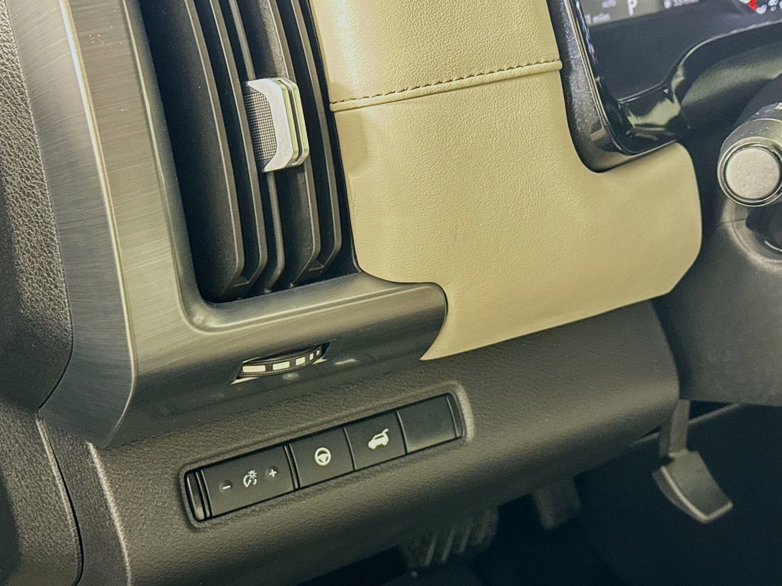 Used 2025 Nissan Pathfinder SL w/ Cargo Package image 7