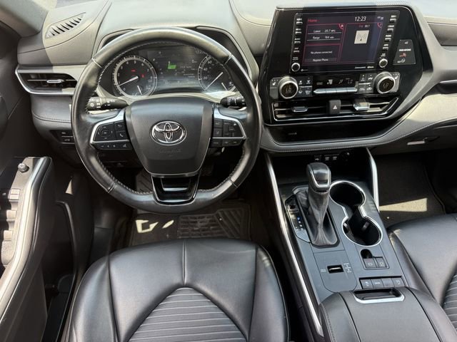 Used 2021 Toyota Highlander XSE FWD image 12