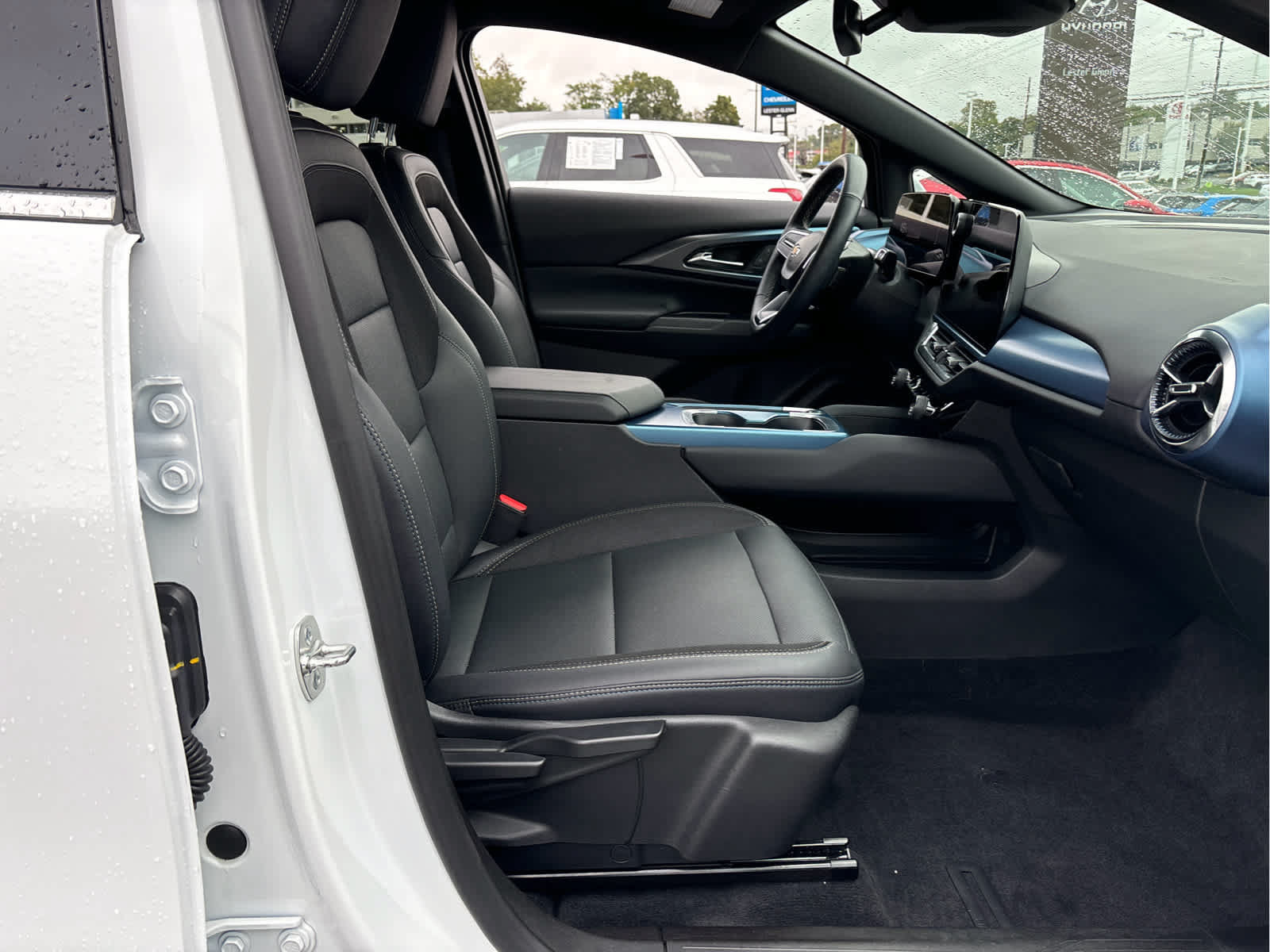 Certified 2024 Chevrolet Equinox EV LT FWD image 21