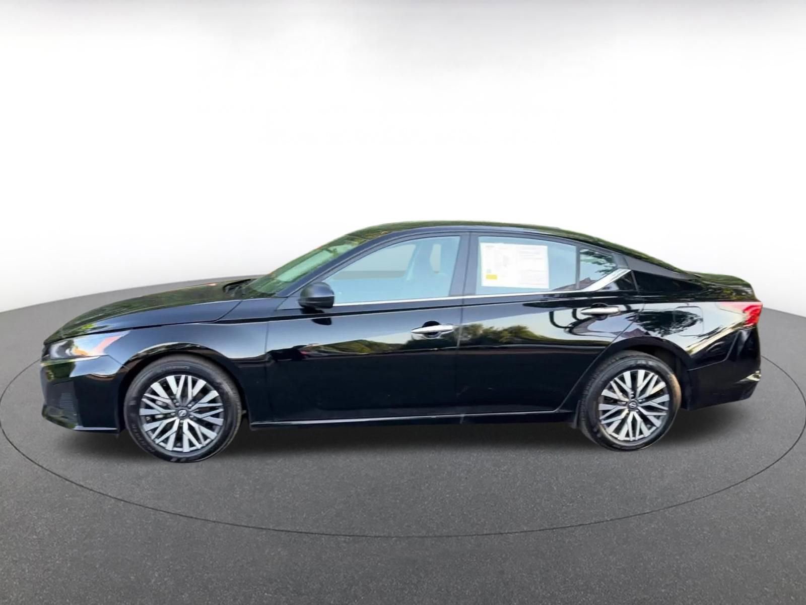 Used 2025 Nissan Altima 2.5 SV FWD image 9