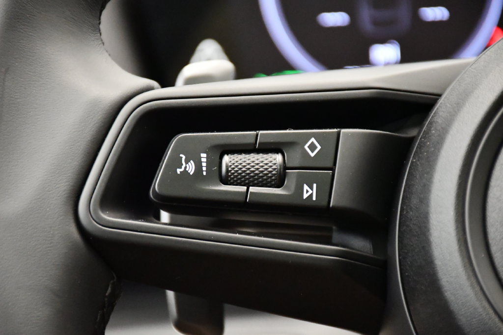 Certified 2025 Porsche Cayenne E-Hybrid Coupe AWD/4WD image 28