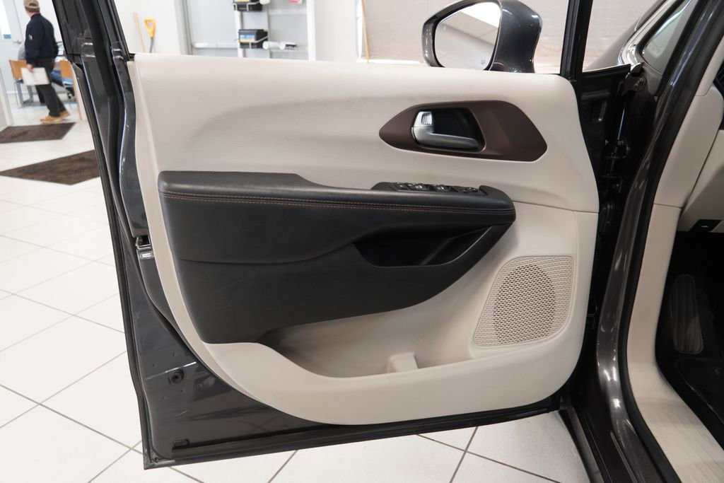 Used 2017 Chrysler Pacifica Touring-L Plus image 5