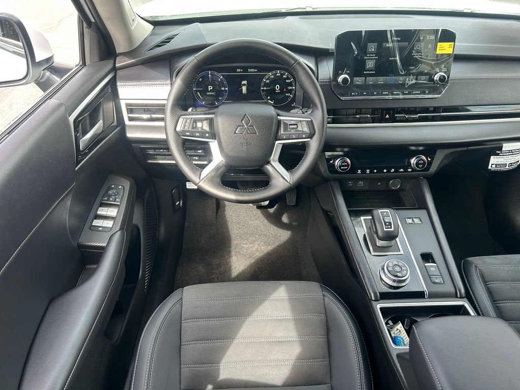 Used 2025 Mitsubishi Outlander 4WD Plug-In Hybrid image 31