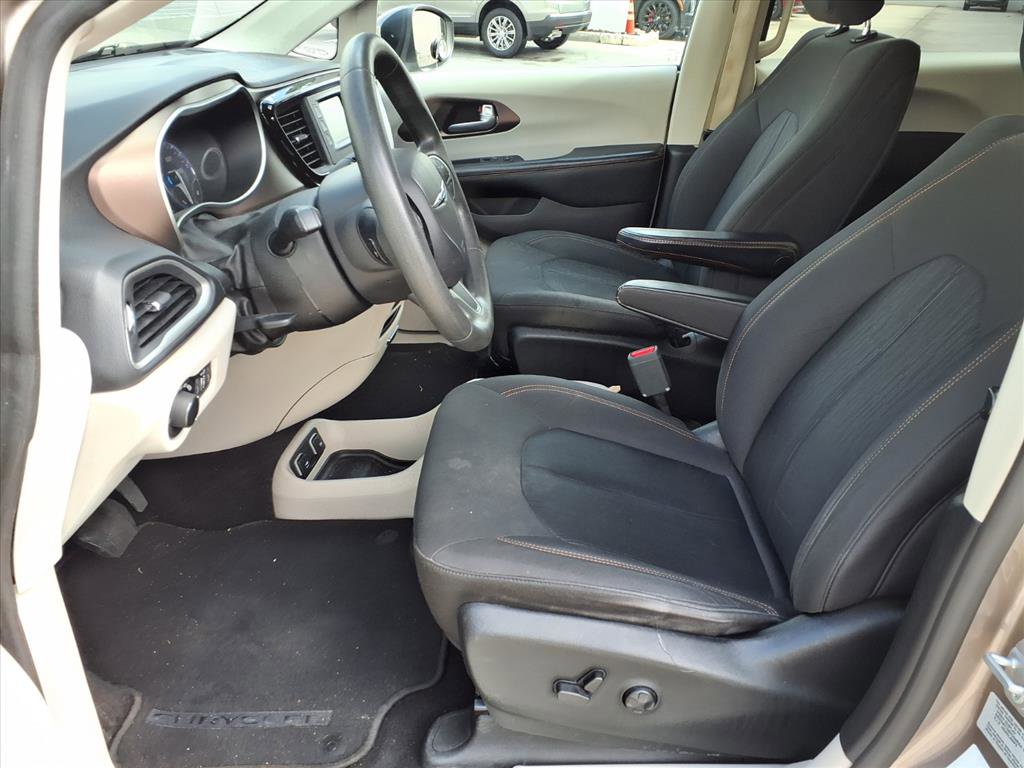 Used 2017 Chrysler Pacifica Touring image 13