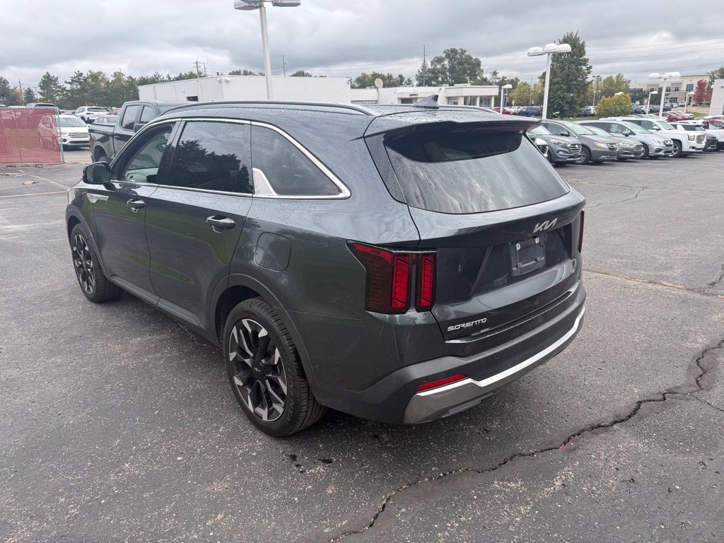 Used 2024 Kia Sorento EX w/ Panoramic Sunroof Package FWD image 2