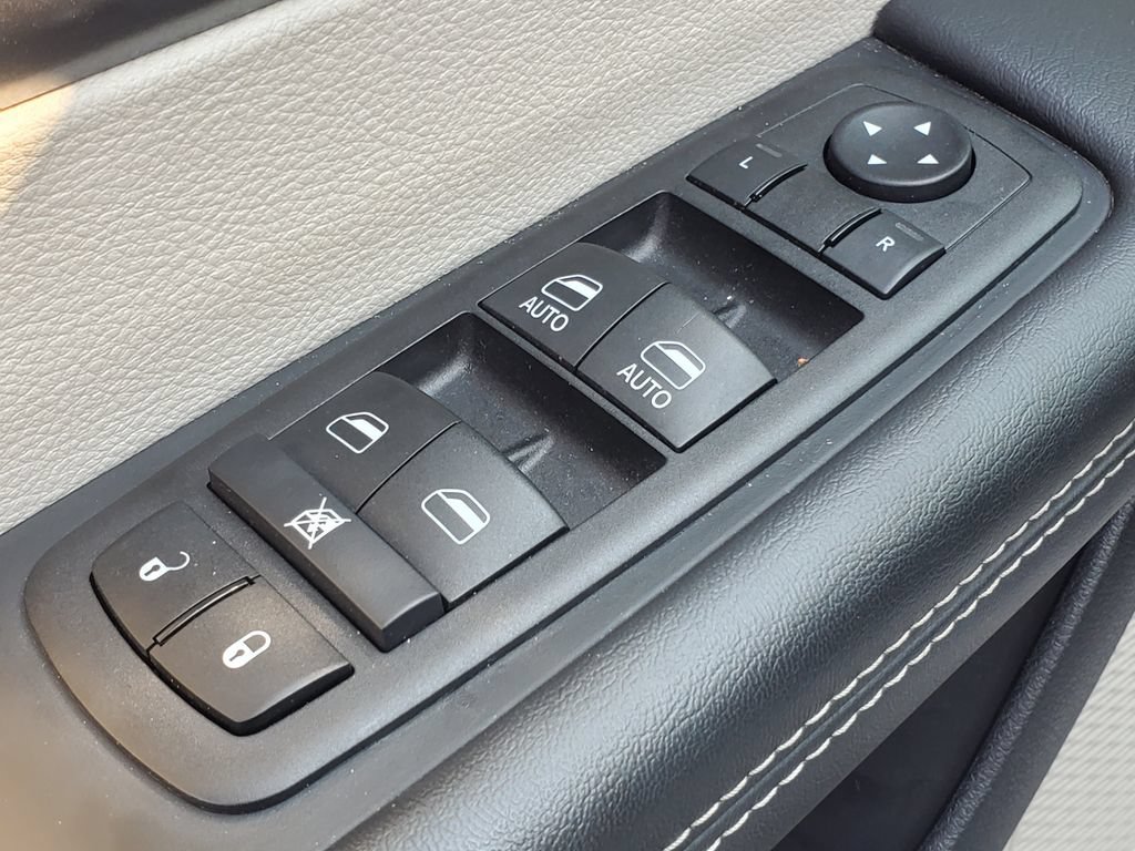 Used 2024 Chrysler Pacifica Touring-L FWD image 8