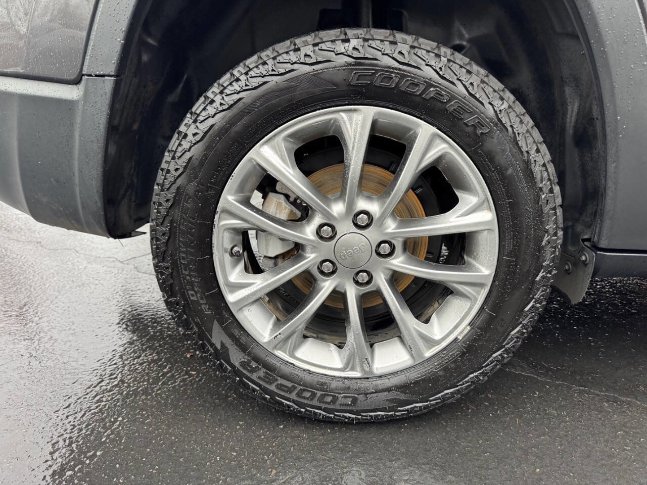 Used 2019 Jeep Cherokee Latitude Plus w/ Cold Weather Group image 18