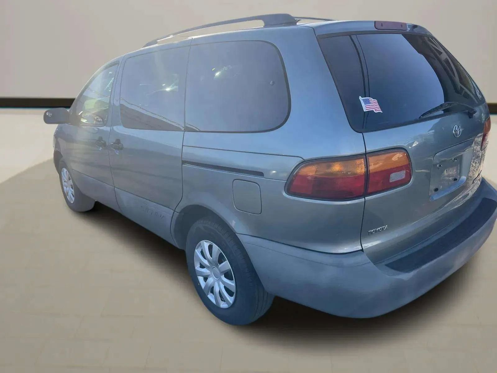 Used 2000 Toyota Sienna LE FWD image 4