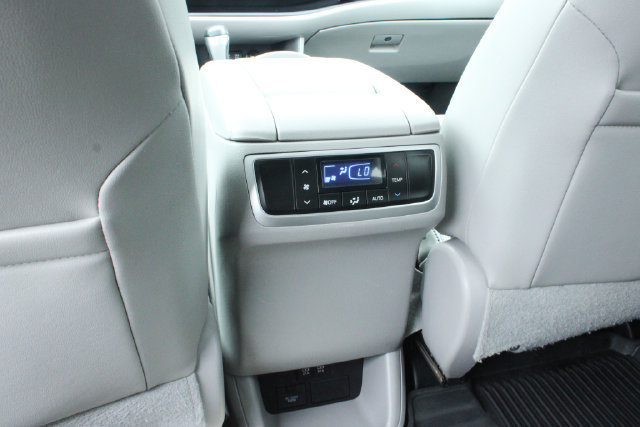 Used 2017 Toyota Highlander Limited AWD/4WD image 33