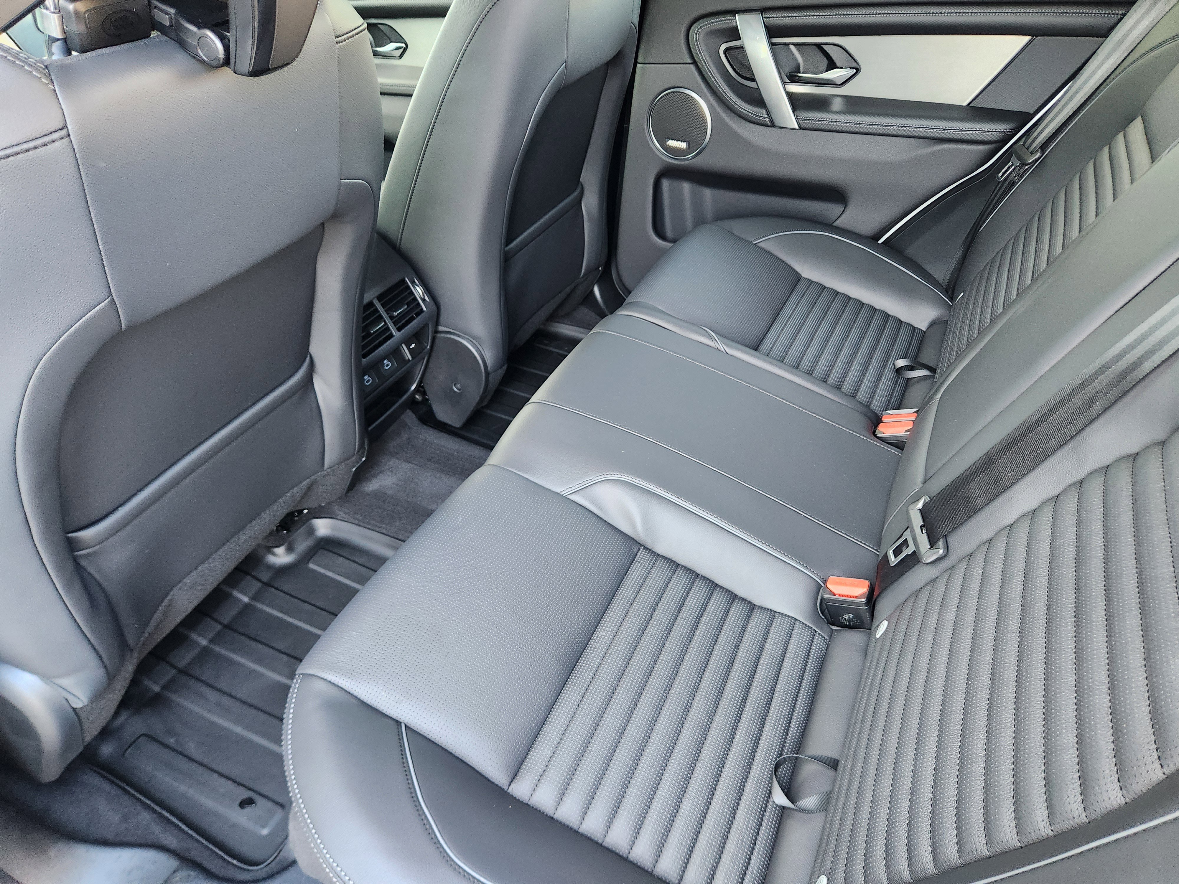 New 2025 Land Rover Discovery Sport Dynamic SE image 31