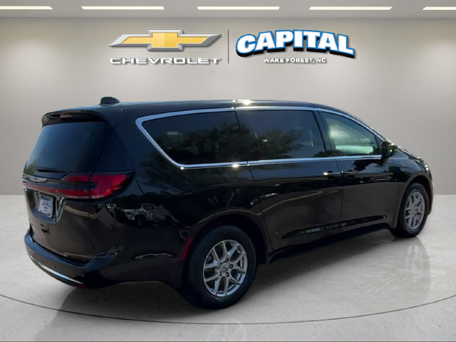 Used 2025 Chrysler Pacifica Select FWD image 5