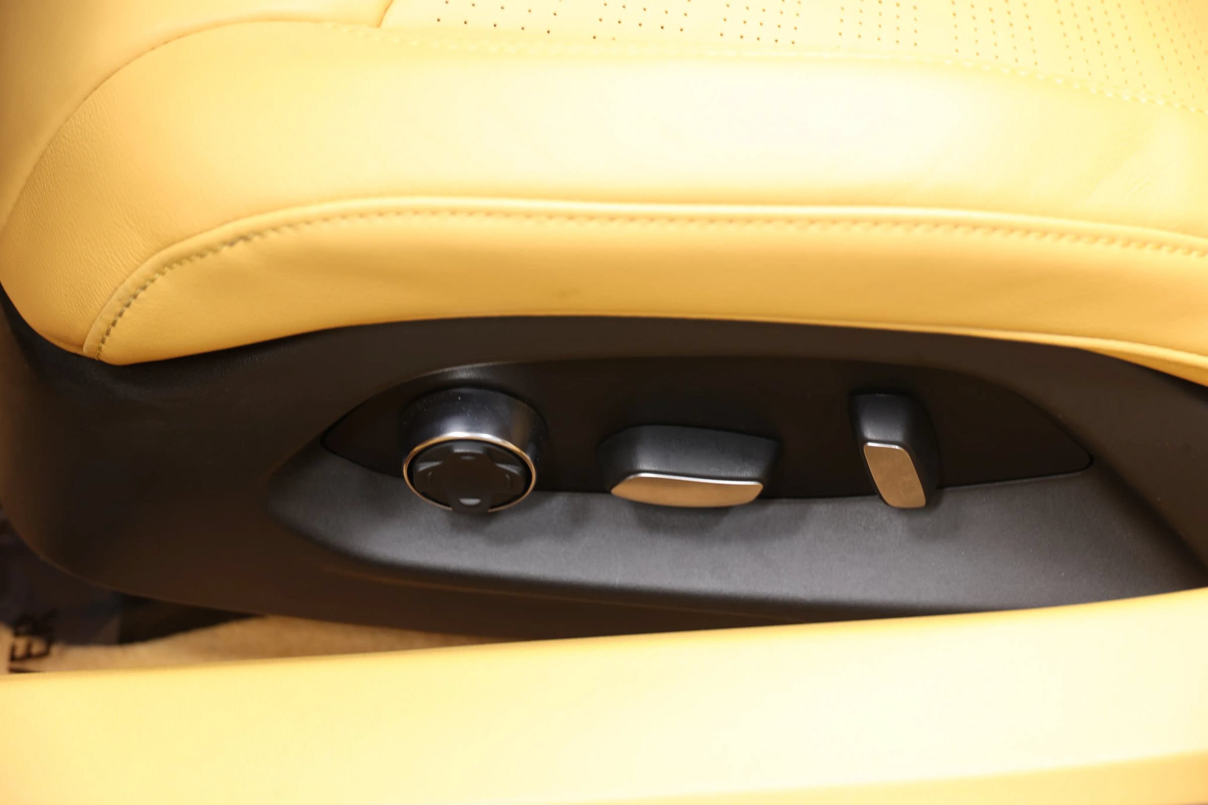 Used 2022 Chevrolet Corvette Stingray Premium Conv w/ Z51 Performance Package RWD image 19