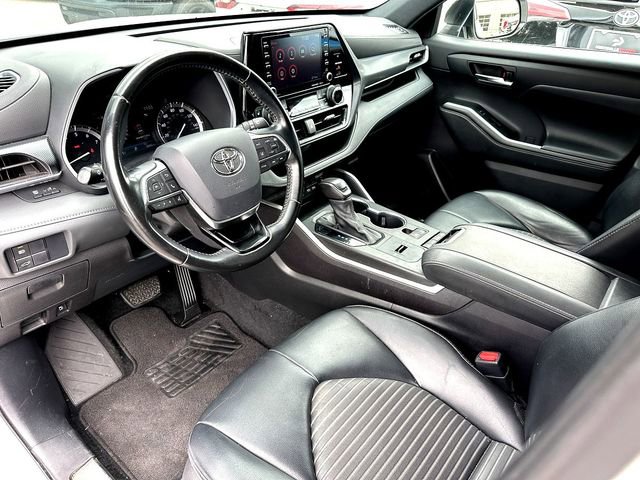 Used 2021 Toyota Highlander XSE FWD image 13