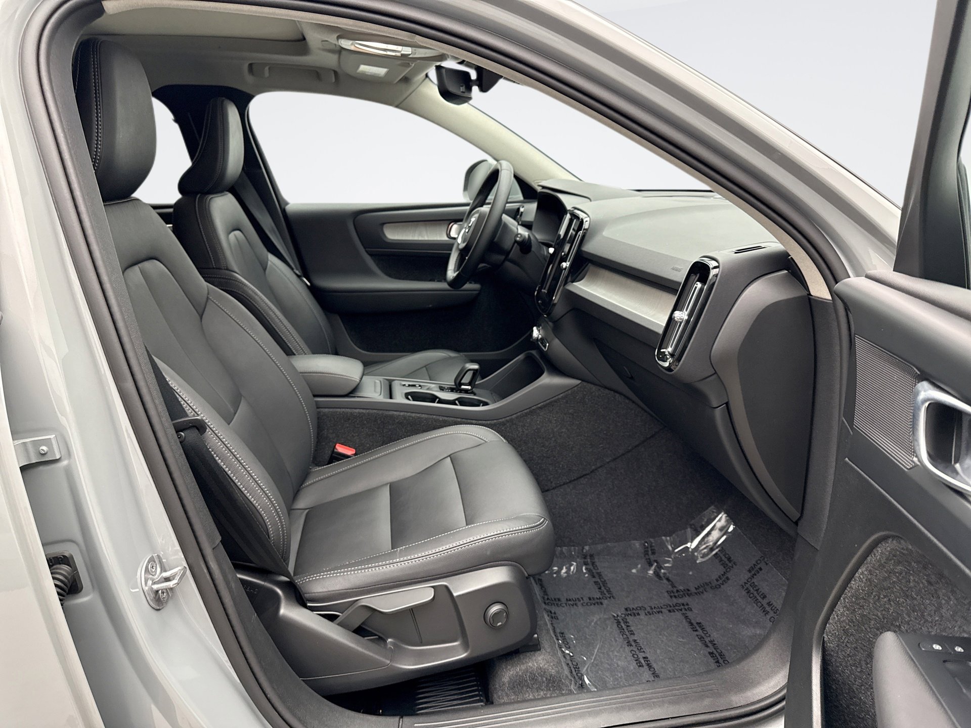 Used 2025 Volvo XC40 B5 Core image 18