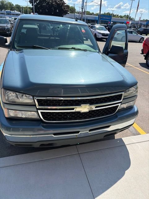 Used 2007 Chevrolet Silverado 1500 LT w/ Onstar Plus Package AWD/4WD image 2