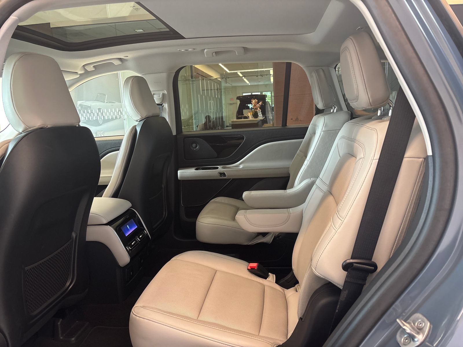 Certified 2025 Lincoln Aviator Reserve AWD/4WD image 11