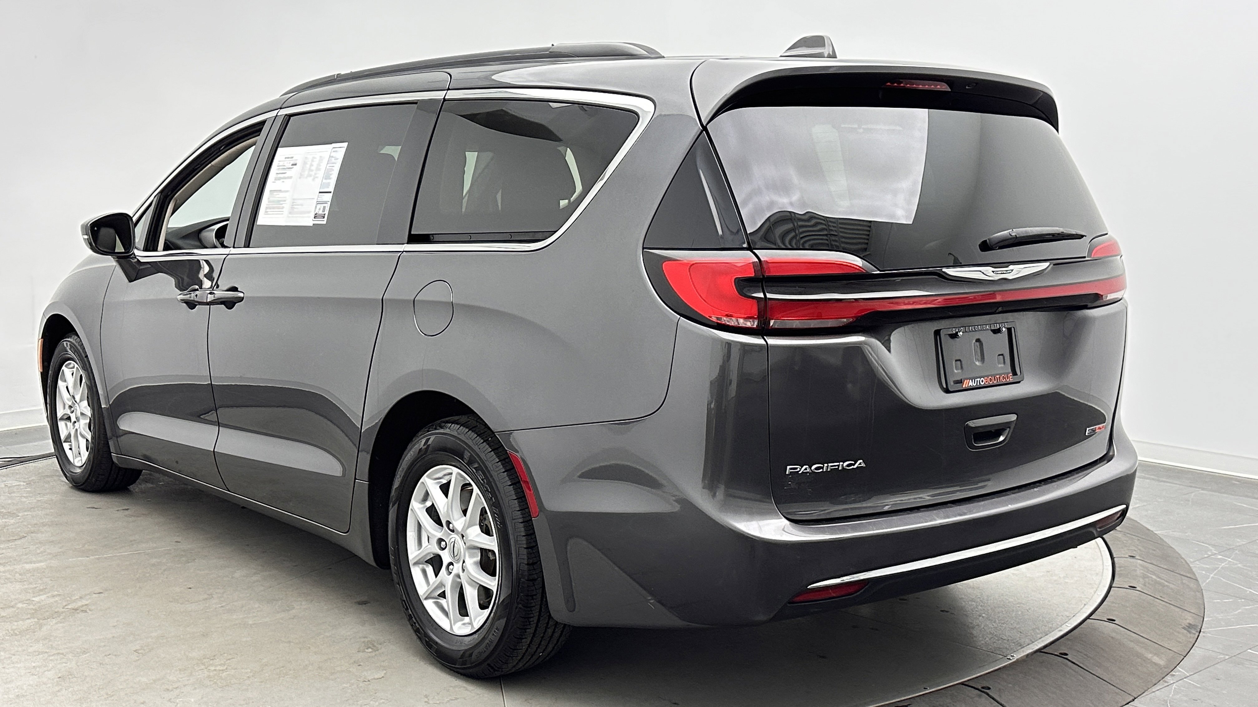 Used 2022 Chrysler Pacifica Touring-L FWD image 5