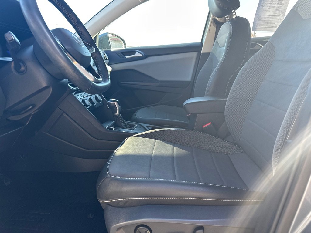 Used 2022 Volkswagen Taos SE image 2