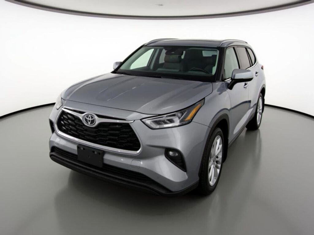 Used 2023 Toyota Highlander Limited image 2