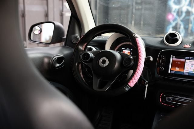 Used 2016 smart fortwo passion RWD image 25