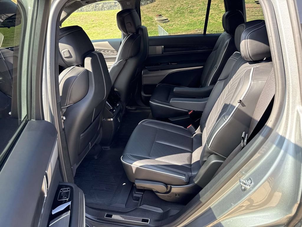 Used 2026 Cadillac Vistiq Platinum w/ LPO, Floor Liner Package AWD/4WD image 10