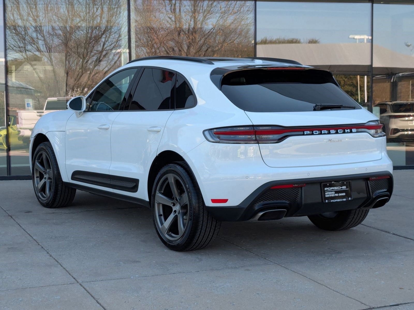 Certified 2025 Porsche Macan image 3