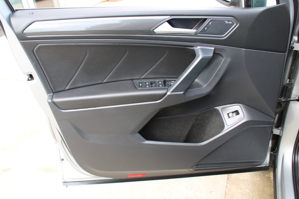 Certified 2020 Volkswagen Tiguan SEL Premium R-Line image 9