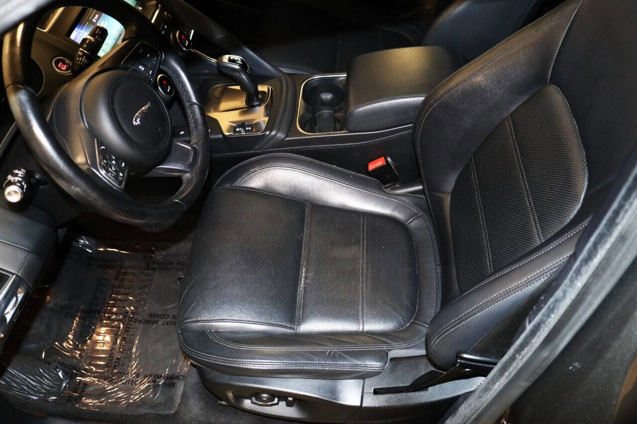 Used 2020 Jaguar E-PACE SE image 64