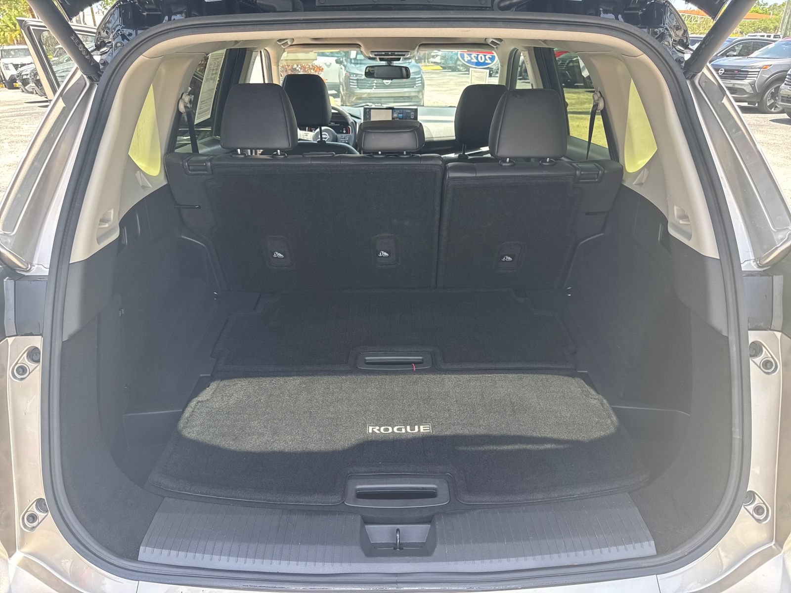 Certified 2024 Nissan Rogue Platinum FWD image 40