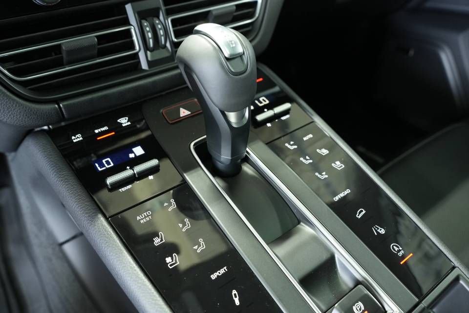 Certified 2025 Porsche Macan AWD/4WD image 24