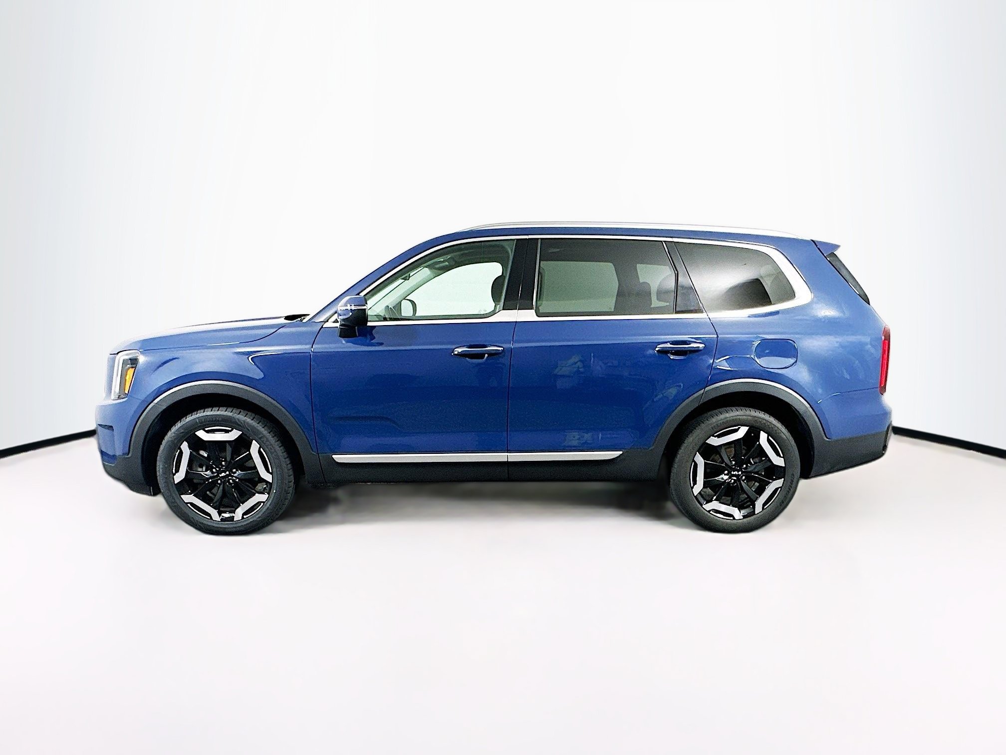 Used 2025 Kia Telluride S FWD image 4