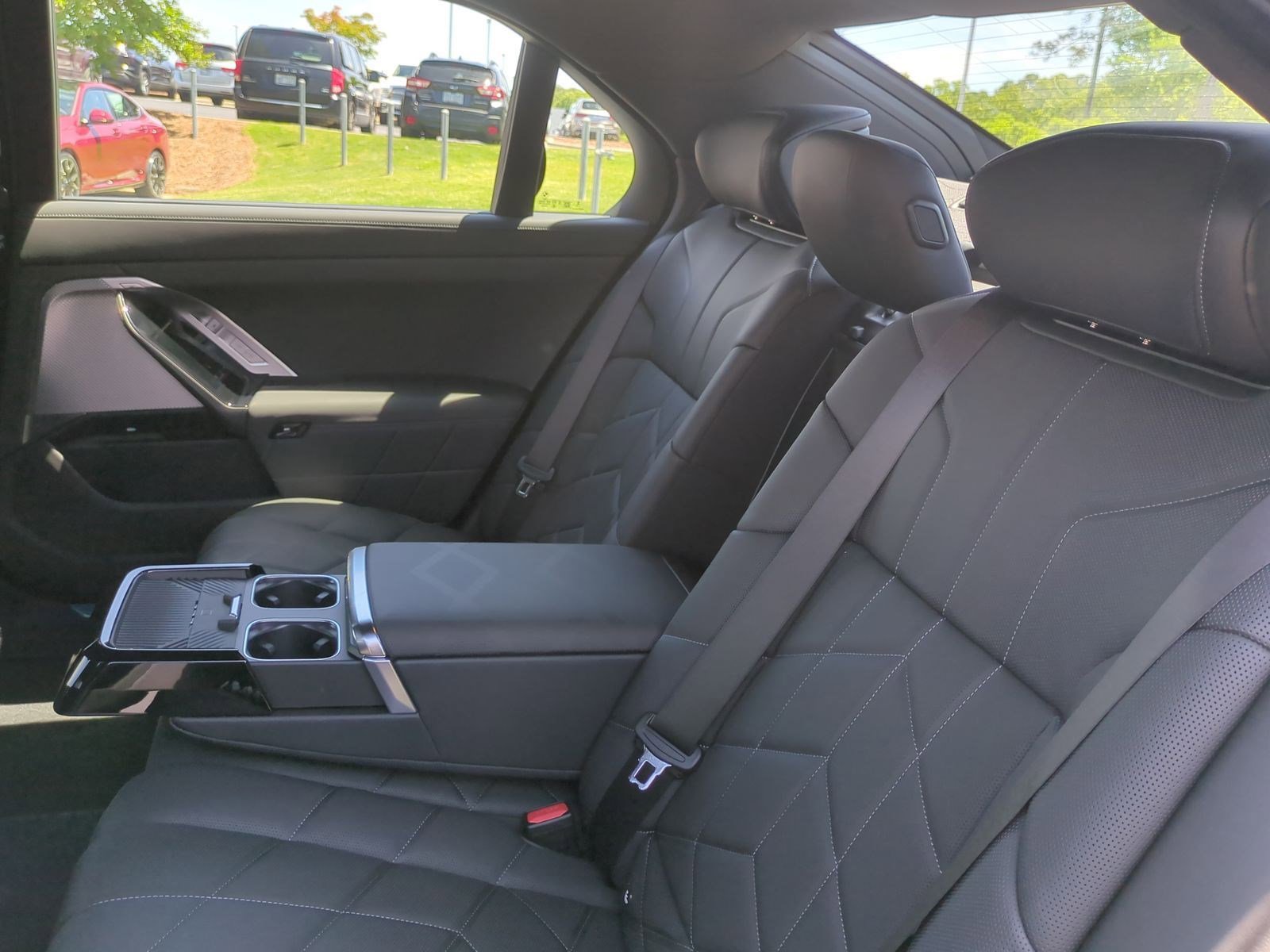 Certified 2025 BMW i7 xDrive60 w/ Executive Package image 29