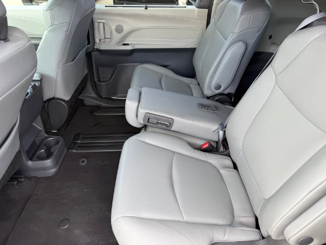 Used 2023 Toyota Sienna XLE FWD image 28