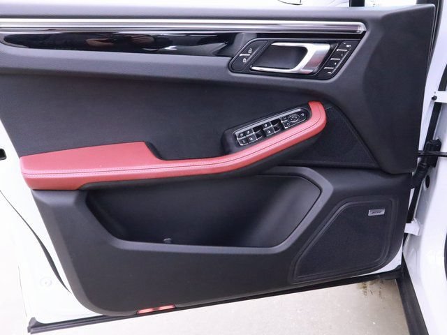 Certified 2024 Porsche Macan AWD/4WD image 22